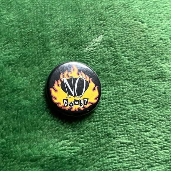 No Doubt Buttons - Picture 3 of 4